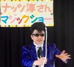 地域子供会/　自治会や子ども会の行事にも出演しています。　地域の集会場・公民館・学校体育館などで行う屋内ショーや夏祭り・納涼祭での屋外ショーも対応可能です。　　子どもたちとの掛け合いや参加型マジックで、笑顔あふれるイベントに！
