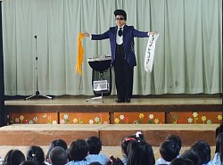 幼稚園での出張マジックショー/　園児向けに、安全で分かりやすいマジックショーをお届けします。驚き・笑い・参加型をバランスよく取り入れ、年齢に合わせて調整。「SDGs」「生活習慣」「交通安全」などをテーマにした学びのマジックも対応しています。